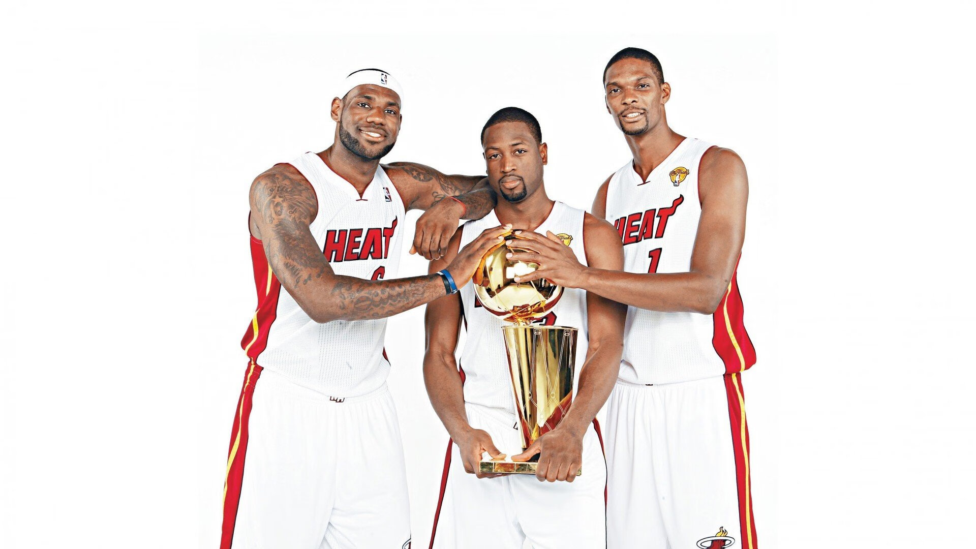 【视频“VAR”系统引发争议】裁判科技应用，提升公正是否存在副作用？