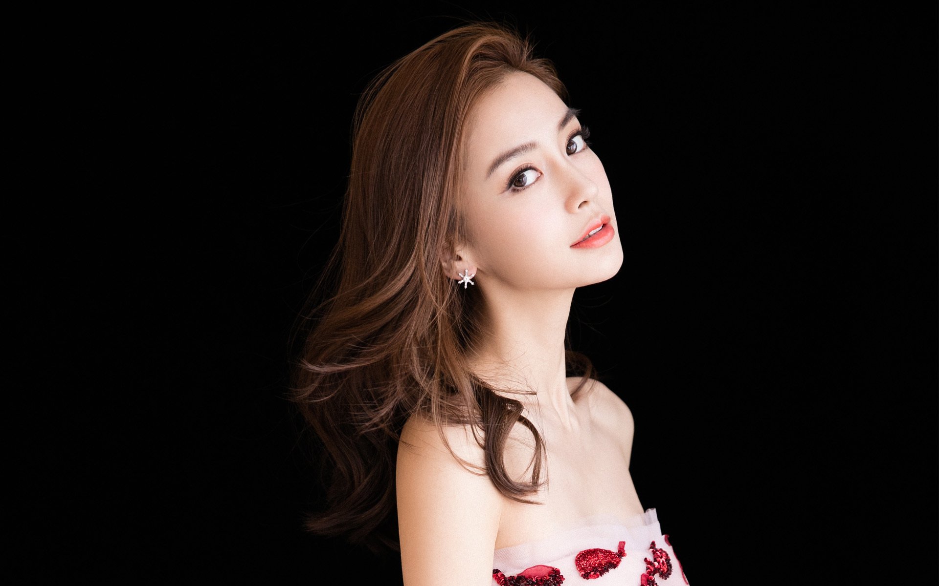 LEYU SPORTS中国官方网站-意大利骑手多米安·米歇尔斯在2024年巴黎奥运会盛装舞步比赛中以“Dante”马匹获得第六名，展现坚韧精神。