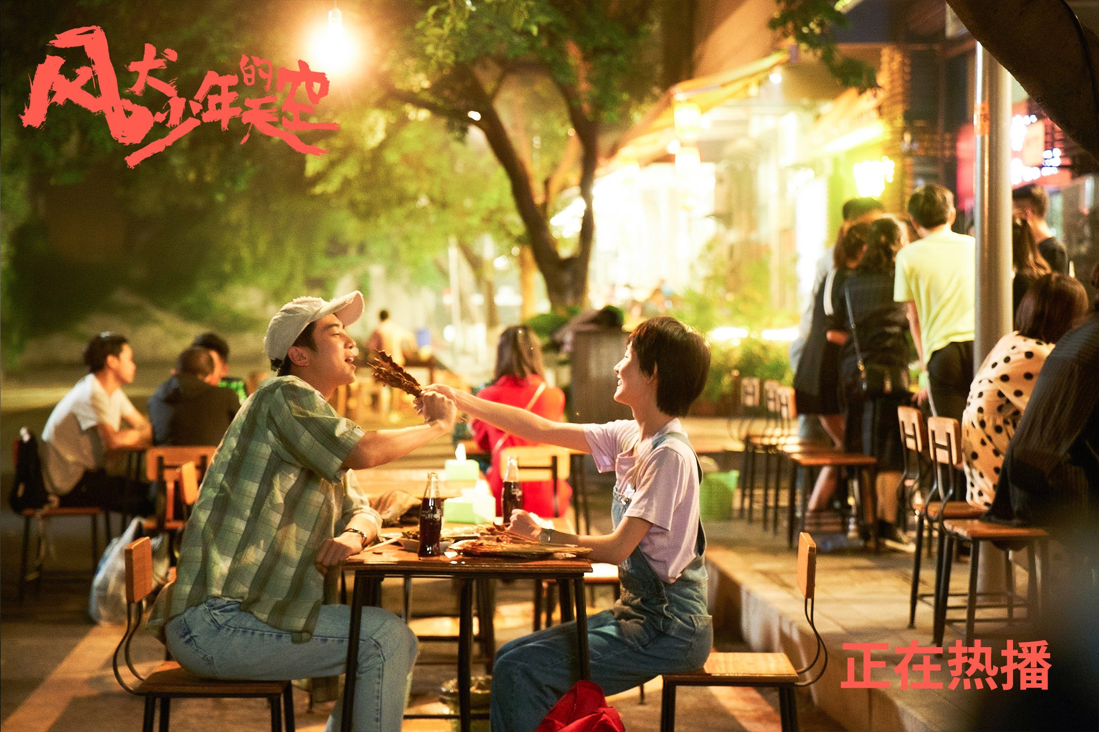 乐鱼体育平台官网-库里与球迷合影耐心十足获点赞，库里跟谁组合