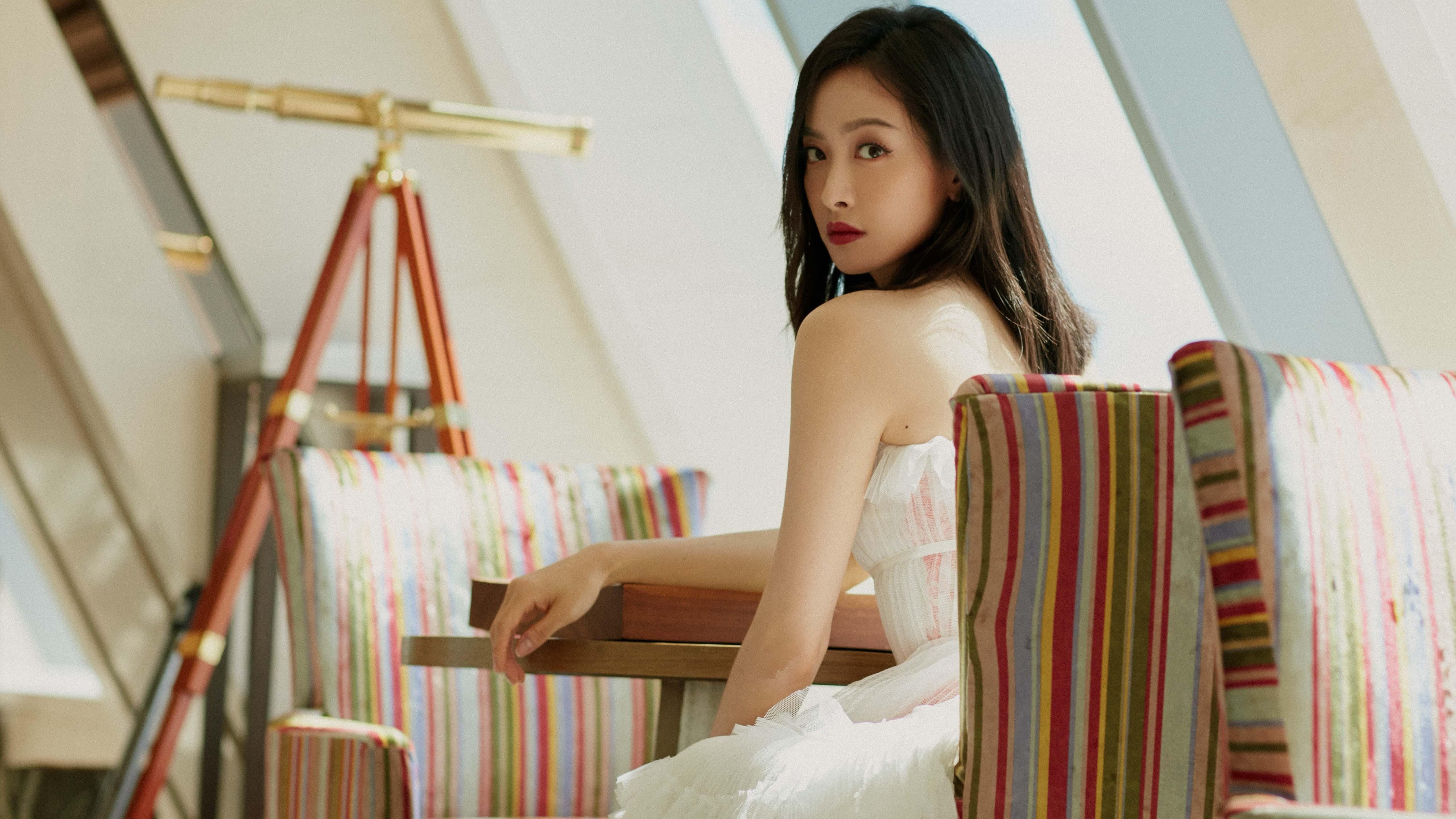 球迷现场打出巨幅横幅表达对主教练团队的支持与肯定,球队祝福的话