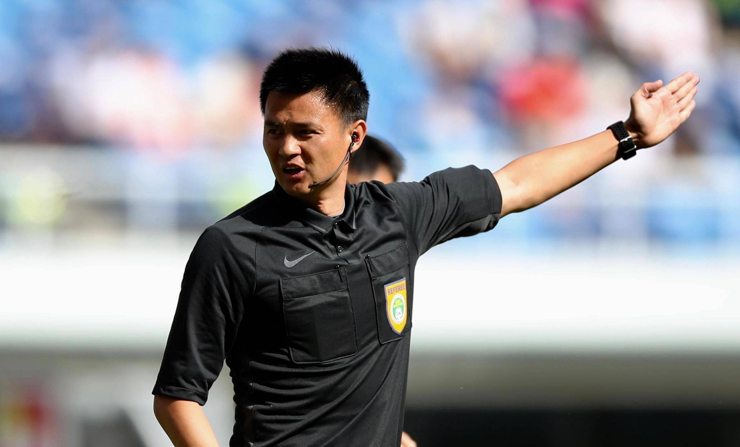 包含乐鱼体育:中超联赛裁判：执法水平提升与争议判罚减少的词条